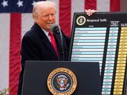 Trump en la Casa Blanca anunciando aranceles bajo la Sección 301, tras el fallo que invalidó el uso de la ley IEEPA para estos impuestos.