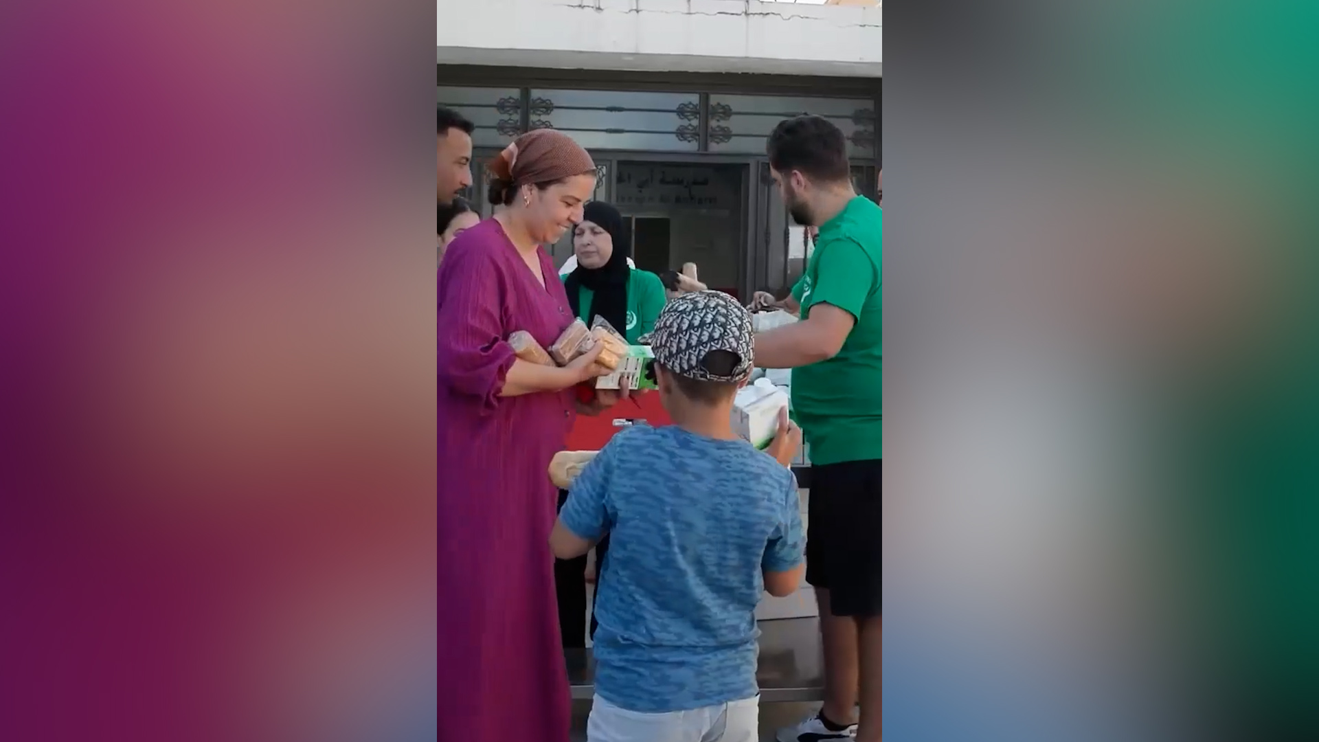 Voluntarios apoyan a miles de migrantes tras ola de llegadas a Ceuta