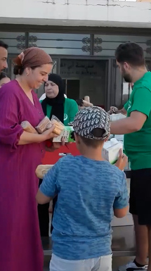 Voluntarios apoyan a miles de migrantes tras ola de llegadas a Ceuta
