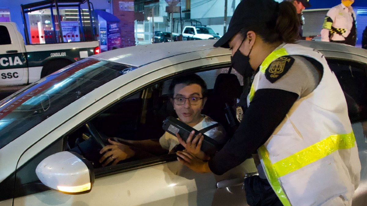 Es principalmente por WhatsApp y grupos de Facebook que los conductores han hallado la forma de alertar la ubicación de los operativos / Cuartoscuro
