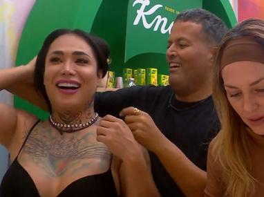 Aldo Rendón regalo un collar de diamantes a Karina Torres por su cumpleaños.