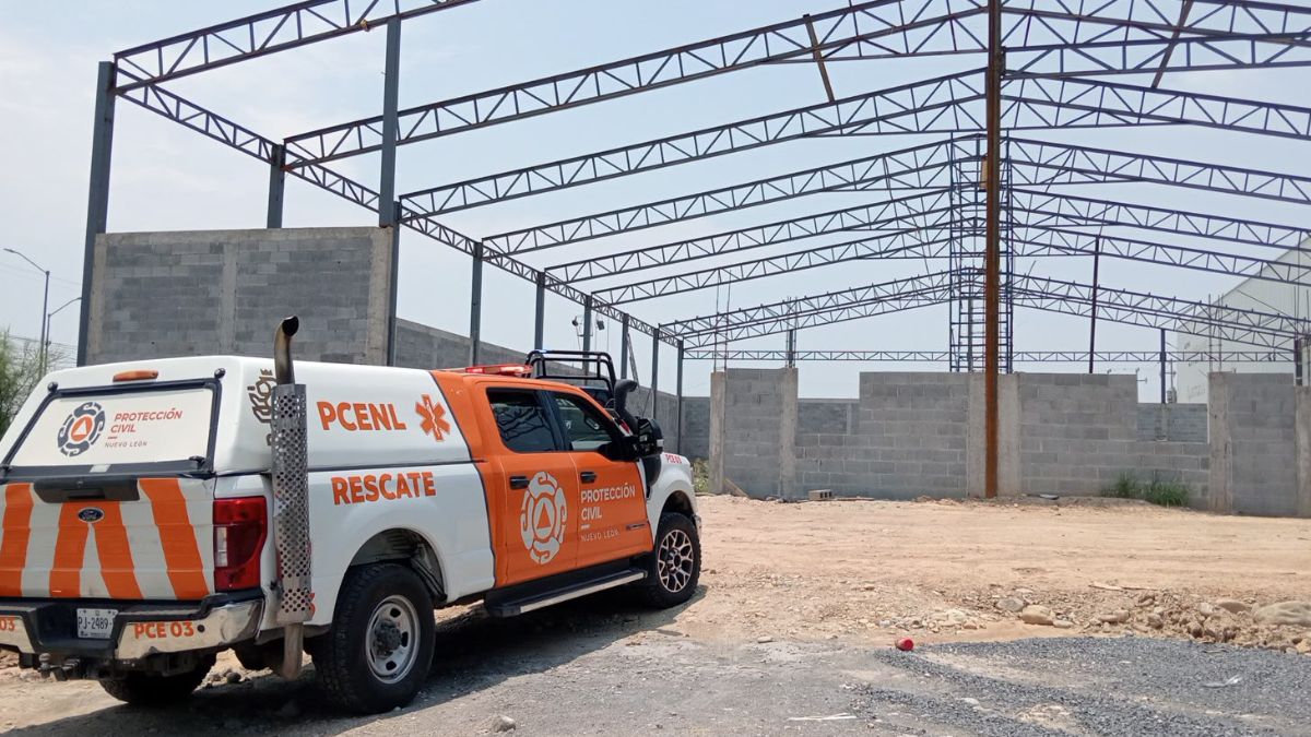 La caída de dos trabajadores durante una jornada laboral movilizó a cuerpos de emergencia en Apodaca