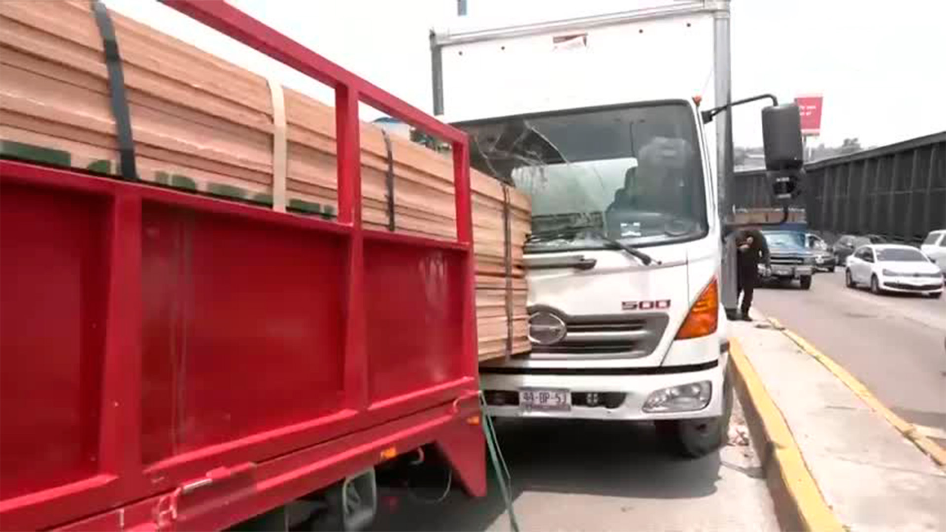 Carga de madrea se desploma en Circuito Interior; tablones se incrustan en camión