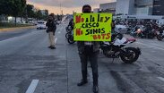 Clubes de motociclistas señalan que la medida de los chips impiden colocar pegotes por medidas de construcción / David Meléndez