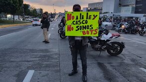Clubes de motociclistas señalan que la medida de los chips impiden colocar pegotes por medidas de construcción / David Meléndez
