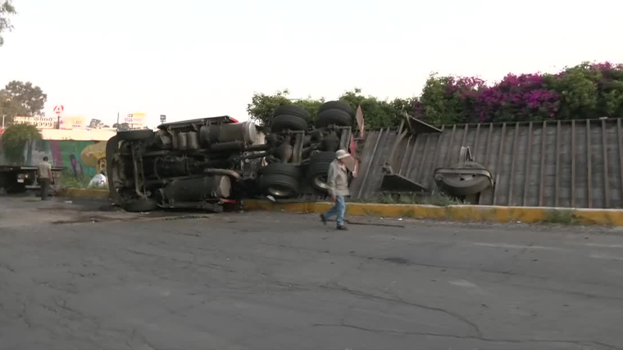 Conductor pierde el control y vuelca tráiler cargado con bobinas de papel