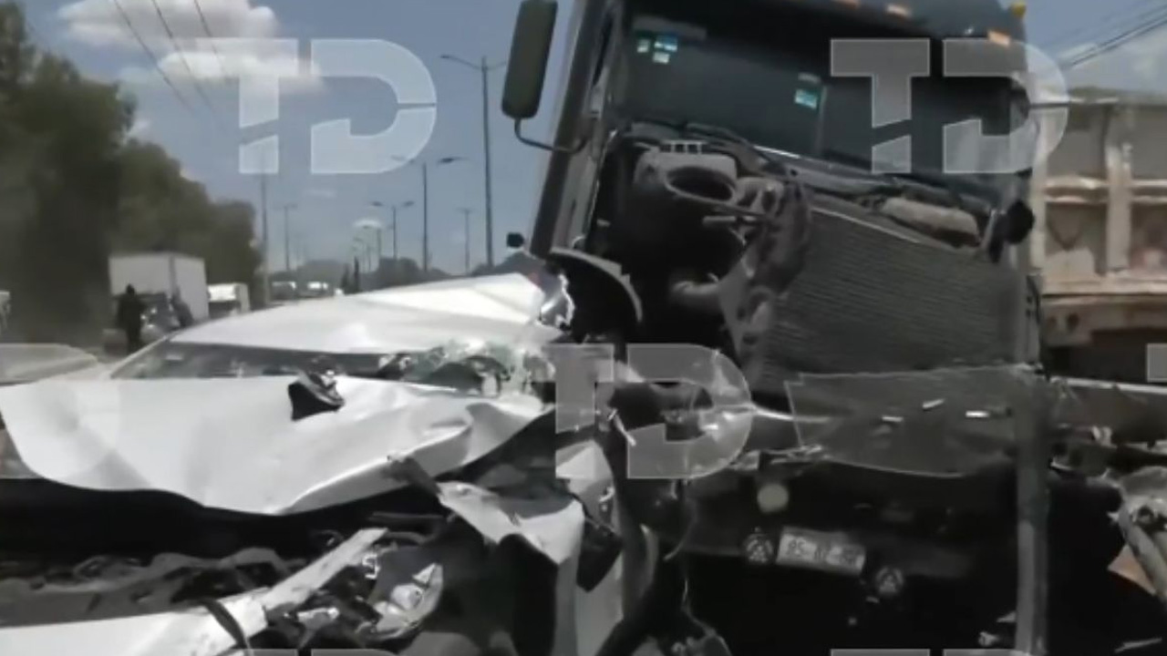 Conductor resulta herido tras quedar prensado entre dos tráileres en Tecámac