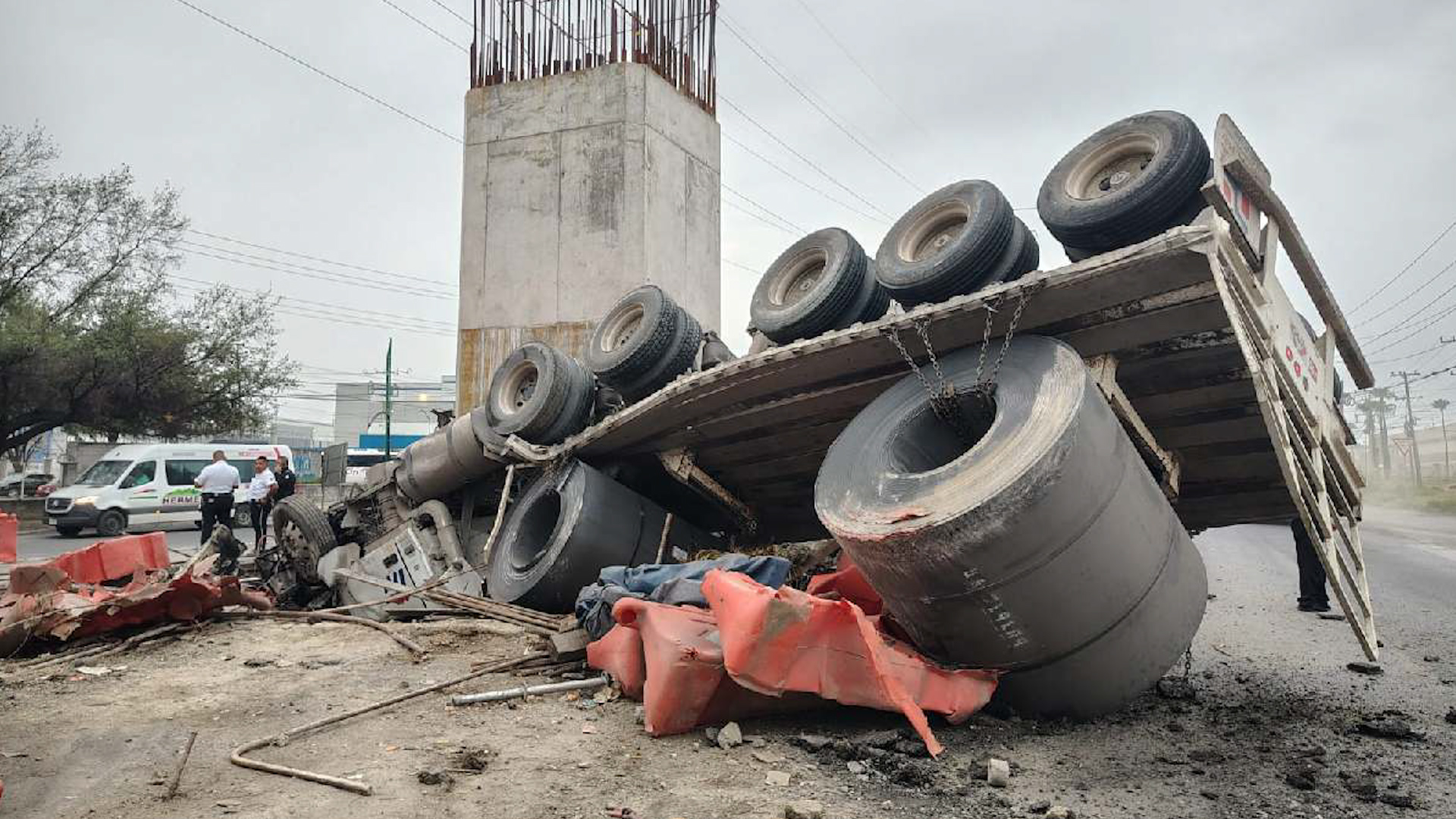 Conductor sobrevive tras volcadura de tráiler en carretera Miguel Alemán de Nuevo León