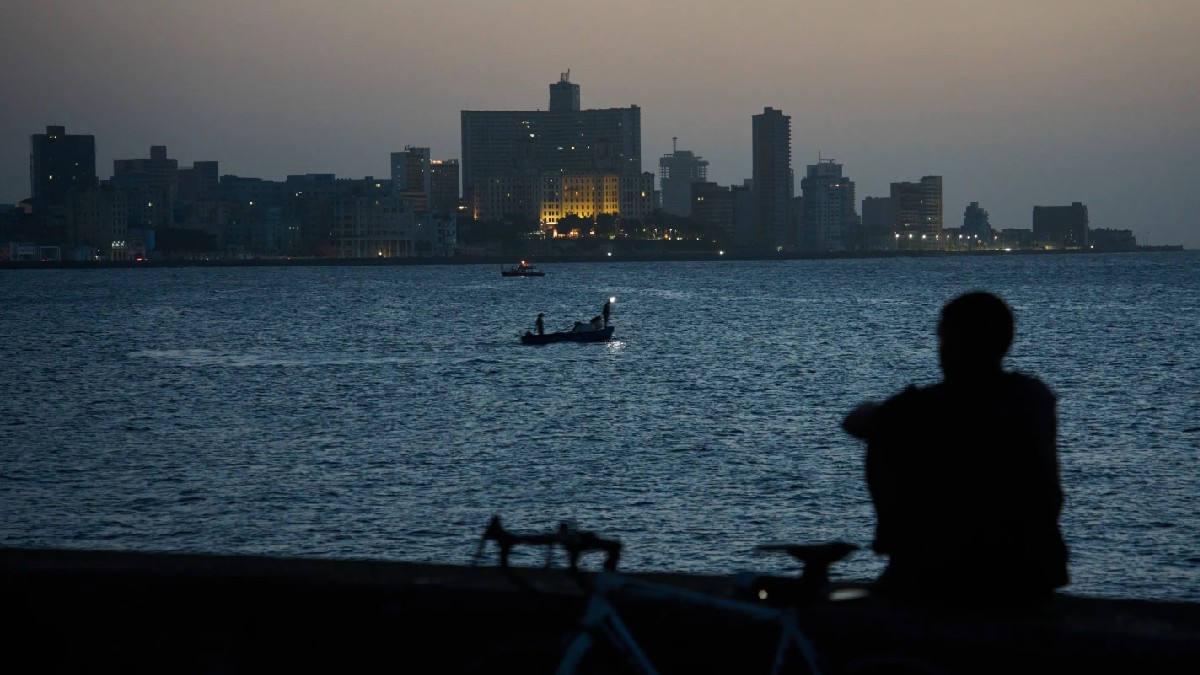 Los constantes cortes de energía y las altas temperaturas obligan a muchos cubanos a descansar en calles, balcones y el malecón de La Habana.