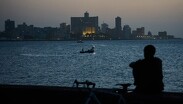 Los constantes cortes de energía y las altas temperaturas obligan a muchos cubanos a descansar en calles, balcones y el malecón de La Habana.