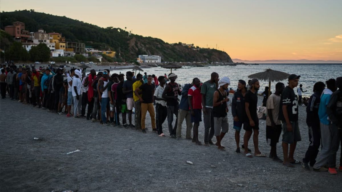 Diversidad y origen: Atraídos por mensajes virales en redes, migrantes de Sudán, Gaza y Afganistán descansan en colinas. (Foto AP)
