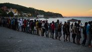 Diversidad y origen: Atraídos por mensajes virales en redes, migrantes de Sudán, Gaza y Afganistán descansan en colinas. (Foto AP)