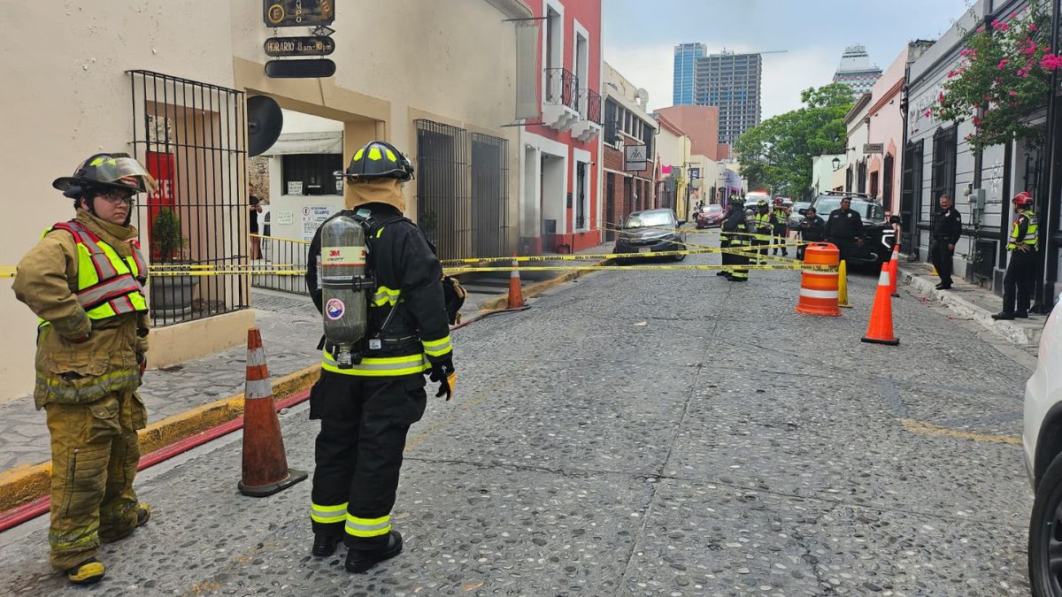 Elementos de Protección Civil se movilizaron al cruce de las calles Diego de Montemayor y Padre Raymundo Jardón.