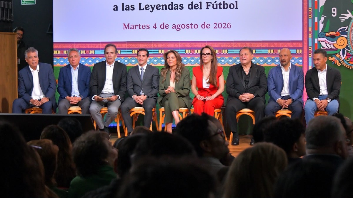 Algunos futbolistas homenajeados acudieron a la presentación del billete conmemorativo / Lotería Nacional