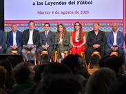 Algunos futbolistas homenajeados acudieron a la presentación del billete conmemorativo / Lotería Nacional
