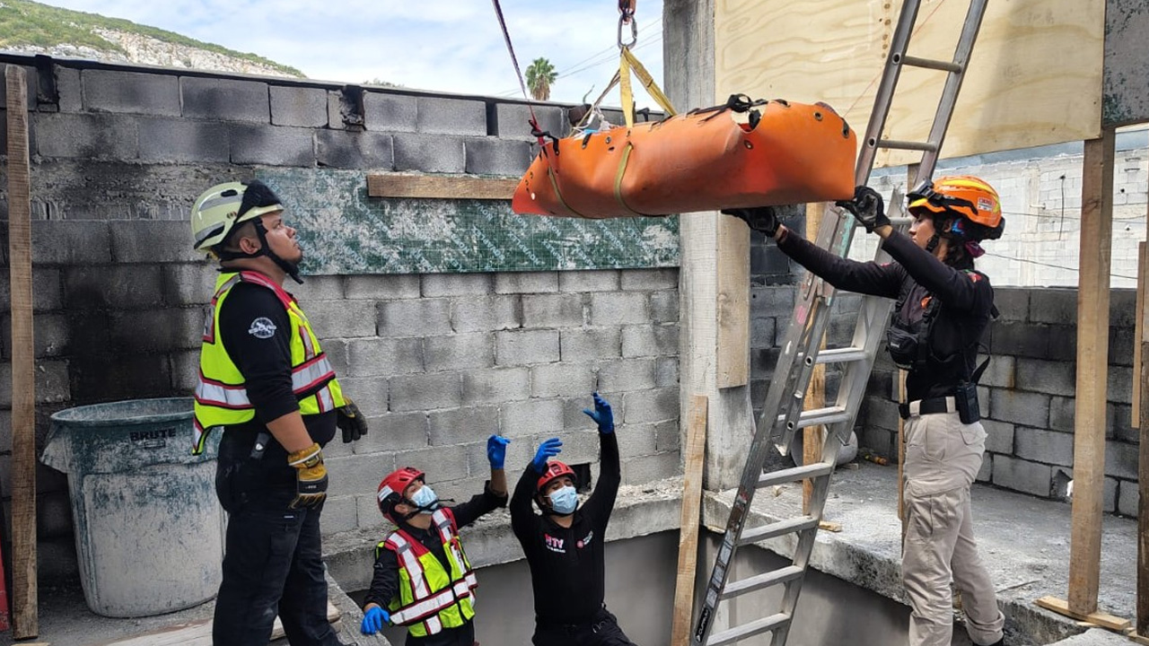 Hombre recibe descarga eléctrica de 13 mil voltios mientras colocaba lona en Monterrey
