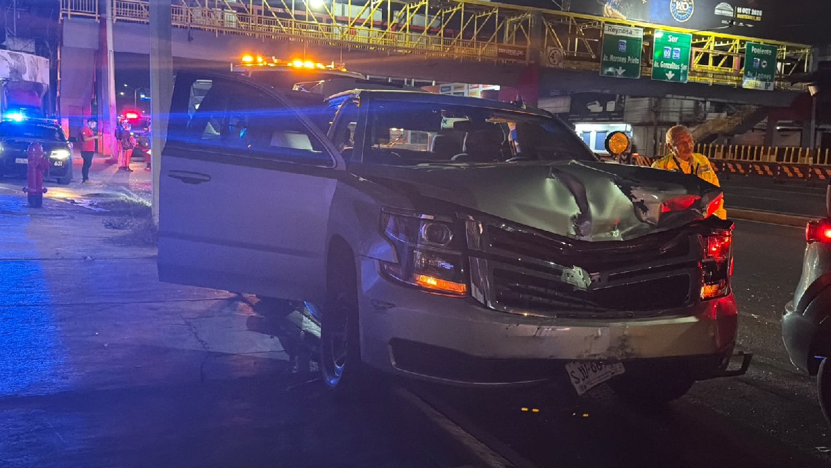 Tras el impacto, al sitio acudieron elementos de Protección Civil de Nuevo León, Policía de Monterrey y paramédicos de la Cruz Roja.
