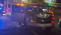 Tras el impacto, al sitio acudieron elementos de Protección Civil de Nuevo León, Policía de Monterrey y paramédicos de la Cruz Roja.