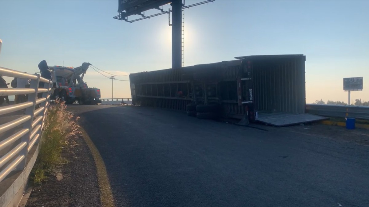 La obstrucción en la parte alta del puente provocó un cuello de botella que derivó en una carga vehicular intensa. | Redes sociales.