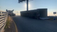 La obstrucción en la parte alta del puente provocó un cuello de botella que derivó en una carga vehicular intensa. | Redes sociales.