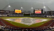 Tras programar el inicio del juego a las 18:15 horas, al ver la lluvia no cesar, el equipo de umpires dio por suspendido el compromiso.