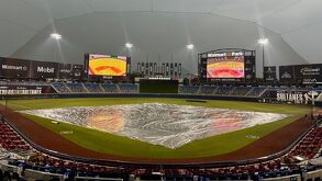 Tras programar el inicio del juego a las 18:15 horas, al ver la lluvia no cesar, el equipo de umpires dio por suspendido el compromiso.