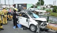 Rescatistas utilizaron equipo especializado para liberar al conductor atrapado en la barandilla de contención. | Especial