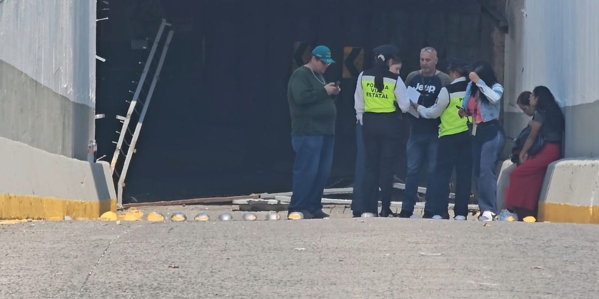 Para retirar la unidad del túnel fue necesario desinflar las llantas. El conductor se dio a la fuga