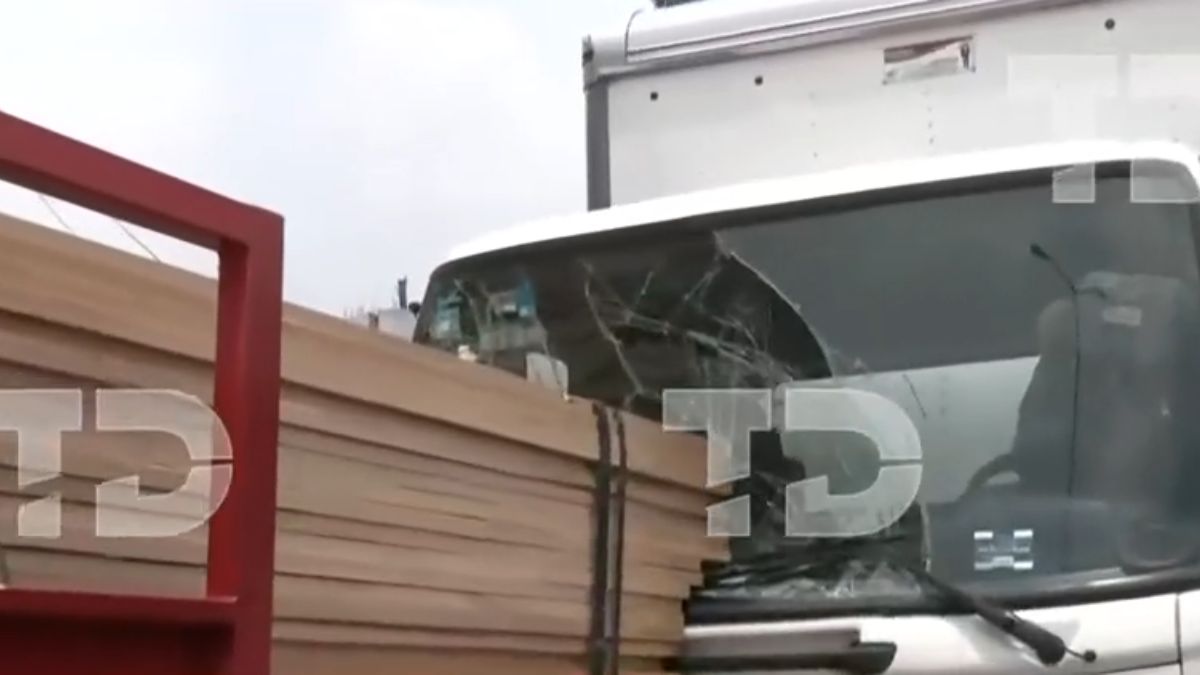 Tablones se incrustan en el parabrisas de un camión sobre Circuito Interior en la Venustiano Carranza; hay afectación vial. | Telediario