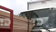Tablones se incrustan en el parabrisas de un camión sobre Circuito Interior en la Venustiano Carranza; hay afectación vial. | Telediario