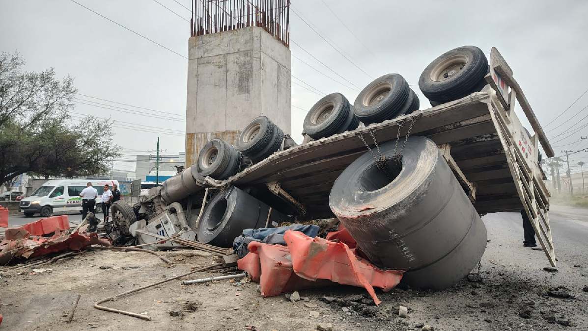 Se informó que otro tráiler que circulaba por el carril derecho le cerró parcialmente el paso y lo impactó en forma lateral.