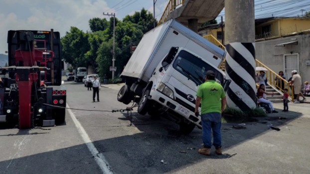 El trasporte de carga resultó volcado tras el impacto con la combi, múltiples heridos.