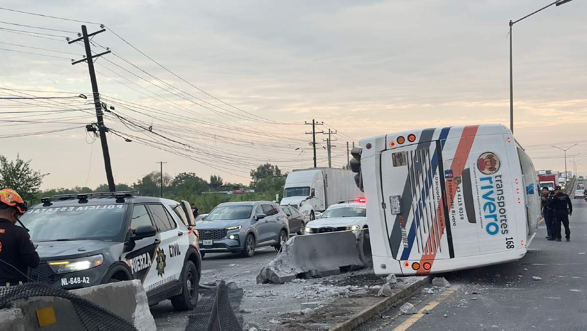 El accidente movilizó a elementos de Protección Civil de Nuevo León y paramédicos de la Cruz Roja.