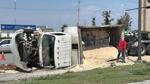 El aparatoso accidente ocurrió la tarde de este miércoles, en el cruce de las avenidas Eloy Cavazos y San Francisco.