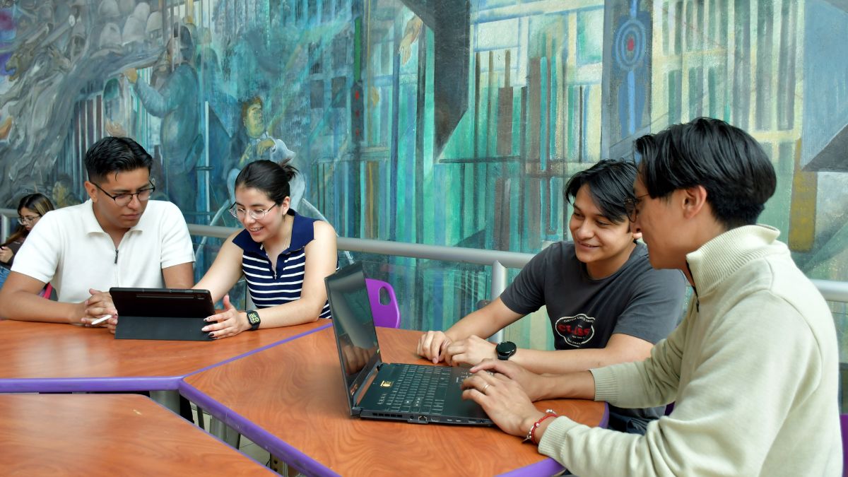 Aspirantes de nivel superior realizan trámites en la Arena BUAP para el ciclo 2026-2027 / Es Imagen