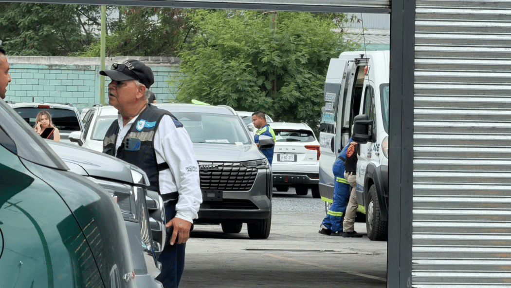 Auxilian hombre que queda prensado entre dos autos en San Nicolás