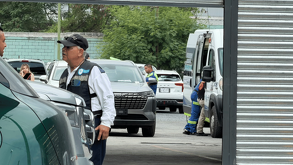 Auxilian hombre que queda prensado entre dos autos en San Nicolás
