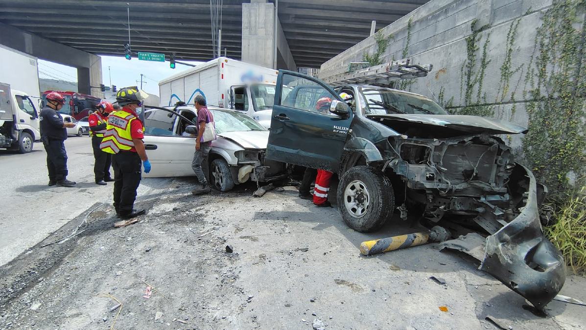 El camión se quedó sin frenos  al llegar al cruce con Aarón Sáenz e impactó por alcance a una pick up de color verde.