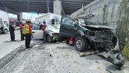 El camión se quedó sin frenos al llegar al cruce con Aarón Sáenz e impactó por alcance a una pick up de color verde.