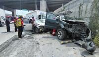 El camión se quedó sin frenos  al llegar al cruce con Aarón Sáenz e impactó por alcance a una pick up de color verde.