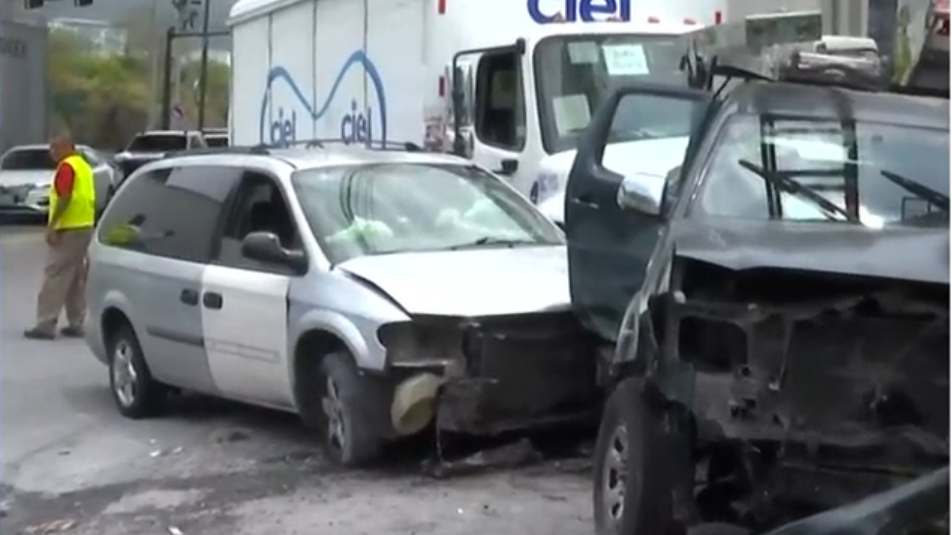 Camión sin frenos provoca choque múltiple y deja tres lesionados en Monterrey