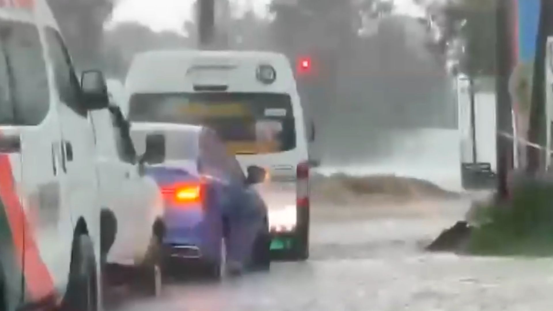 Caos por fuerte tormenta: Vehículos quedan varados en Chalco y La Paz