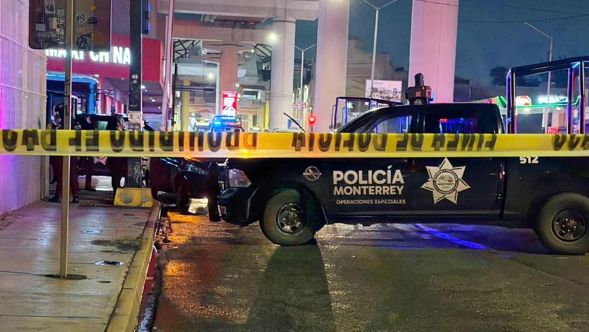 Tras el choque, uno de los oficiales salió proyectado de la unidad y fue atendido por cuerpos de auxilio.