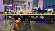 Tras el choque, uno de los oficiales salió proyectado de la unidad y fue atendido por cuerpos de auxilio.