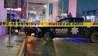 Tras el choque, uno de los oficiales salió proyectado de la unidad y fue atendido por cuerpos de auxilio.