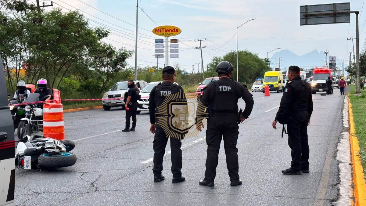 El conductor de la motocicleta habría perdido el control de la unidad y derrapado sobre el pavimento.