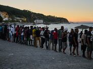 Diversidad y origen: Atraídos por mensajes virales en redes, migrantes de Sudán, Gaza y Afganistán descansan en colinas. (Foto AP)