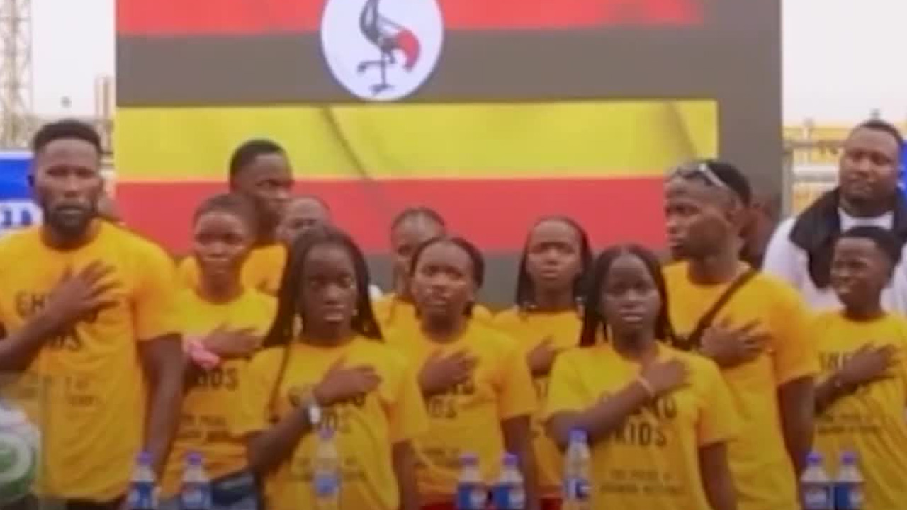Los Ghetto Kids de Uganda regresan a casa tras hacer historia en la Copa del Mundo con Shakira.