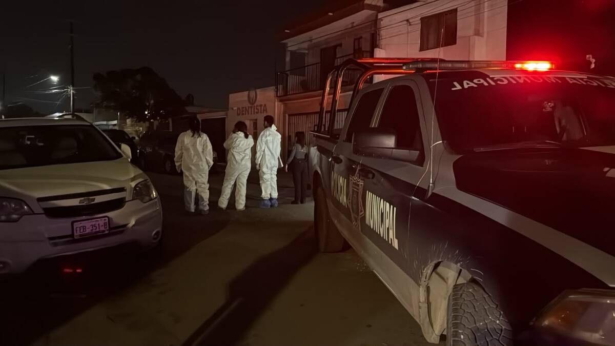 La movilización policiaca comenzó varias horas después del crimen, cuando una persona acudió al domicilio.