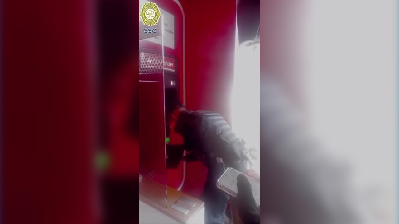 Policías resguardan y devuelven efectivo olvidado en cajero automático de Iztacalco